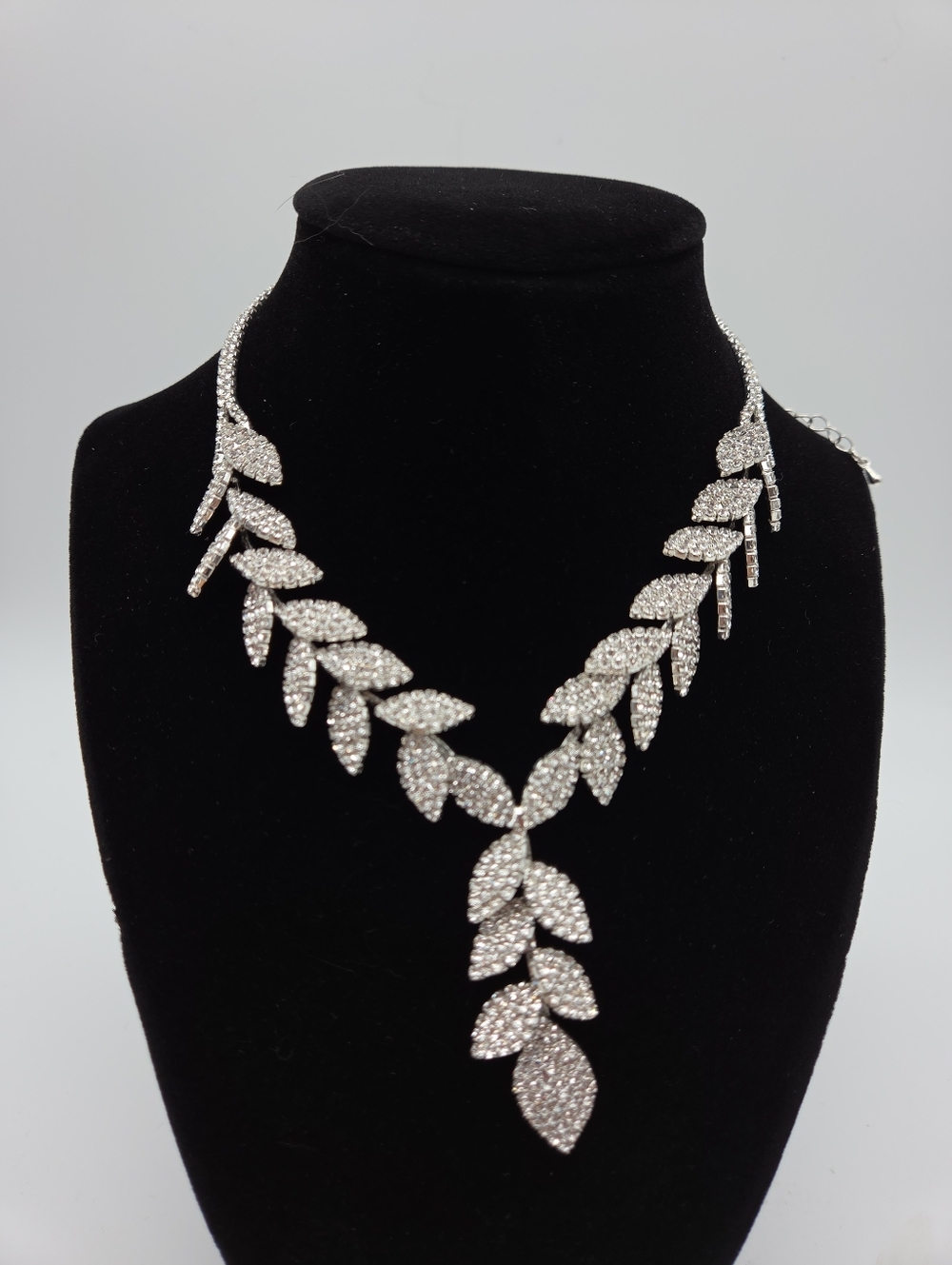 Windsor Rhinestone Leaf Dangle Necklace Earrings Set Silver - Picture 6 of 6